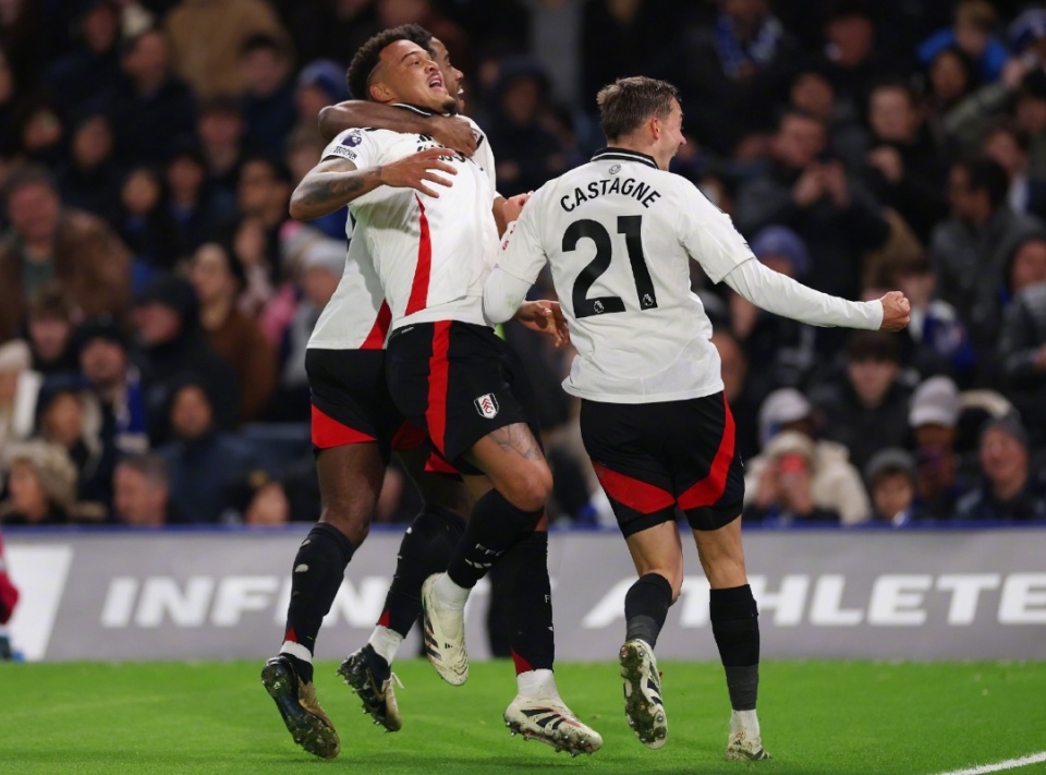 每体：部分法兰克福球迷在诺坎普闹事，向巴萨球迷投掷照明弹