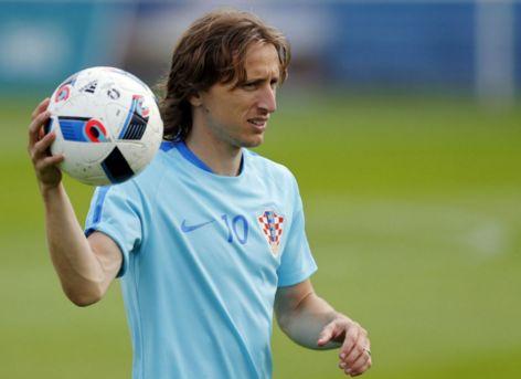 曼城主场对阵桑德兰，主场优势明显，福登状态火热，预计全取三分。